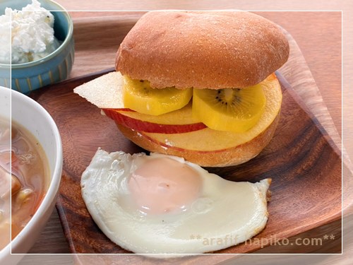 りんごとキウイを挟んだフルーツサンドと添えた目玉焼き