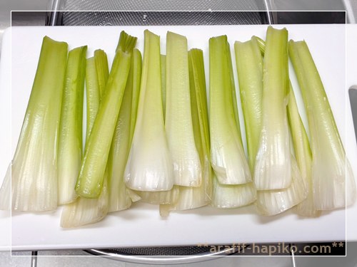 無印のキッチンシートで水気を拭き取って並べたセロリスティック15本
