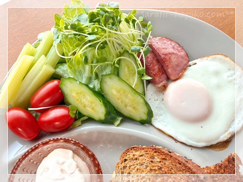 レタスときゅうりミニトマトのサラダと目玉焼き 朝食プレート