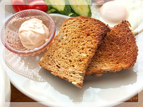 トーストしたカークランド 21穀オーガニック食パンとクロテッドクリーム