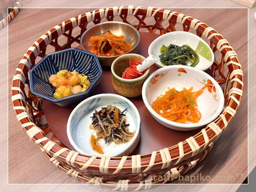 韓国料理のパンチャン5種が並んだ籠盛り 前菜の小鉢