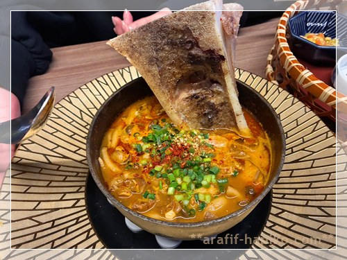 牛骨入りスンドゥブの鍋 熱々のチゲと骨付き具材