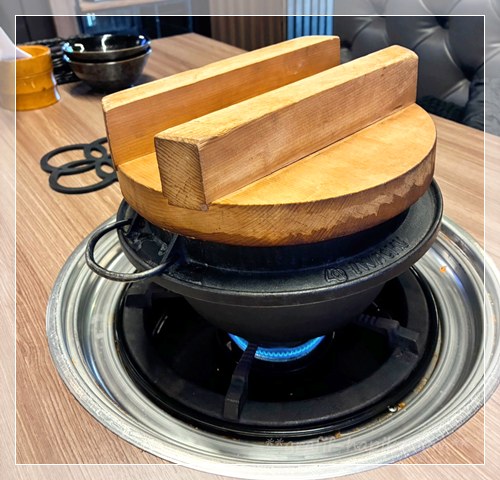 卓上でごはんを炊く釜がセットされたテーブル 韓国料理ランチ