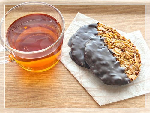 フロランタンと紅茶でおやつ時間 2枚を並べた写真