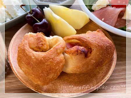 DONQのベーコンエピ1/3個とリンゴとダークチェリー