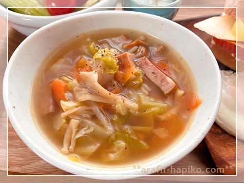 野菜ときのこたっぷりのコンソメスープ