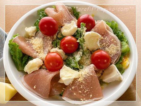 サンチュと生ハムのシーザーサラダ風