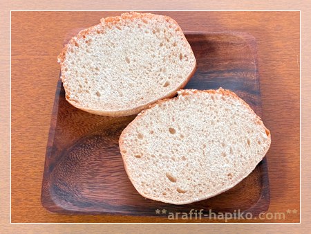 全粒粉入りロールパンの断面の画像