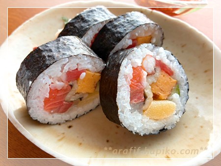 海鮮恵方巻の断面 トロやサーモンなど具だくさん