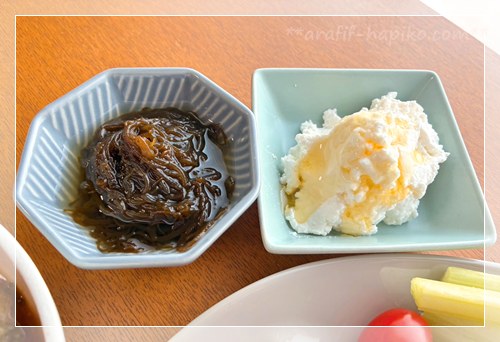 朝のルーティーンのもずく酢と水切りヨーグルト 小鉢の写真