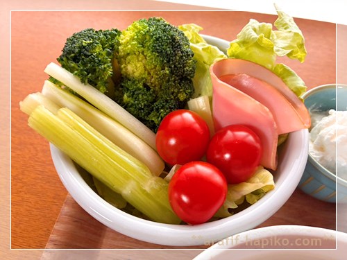 コストコ購入品のブロッコリー、セロリ、ミニトマトのサラダ