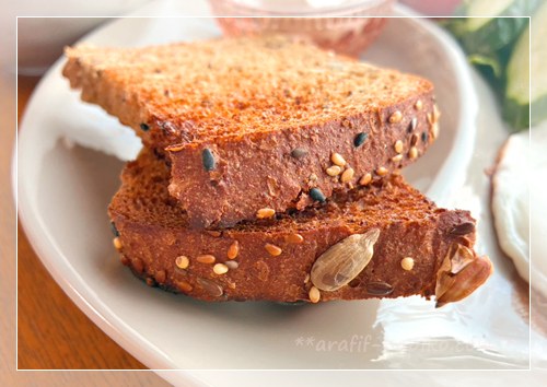 21穀オーガニック食パンをトーストした断面 雑穀の粒が見えるアップ