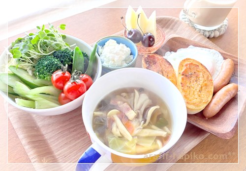 コストコ購入品だらけの朝食セット メニセーズのガーリック明太トーストを別角度で撮影