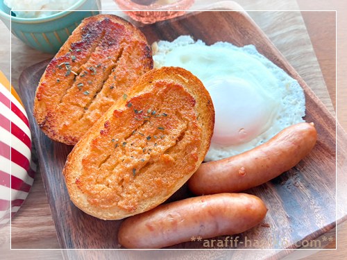 メニセーズプチパンの明太ガーリックトースト 目玉焼きとウインナーを添えた朝ごはん