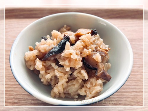 自宅で干したしいたけを使った炊き込みご飯をお茶碗に盛った写真