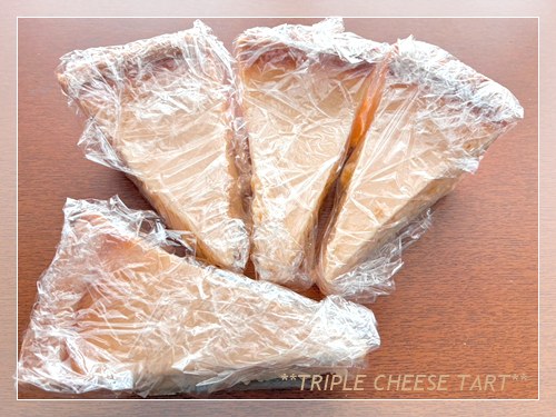 トリプルチーズタルトを1切れずつラップで包んで冷凍保存する様子