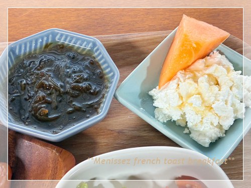 もずく酢と水切りヨーグルトに赤肉メロンを添えた朝食