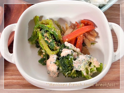 きんぴらと菜花の胡麻和えとブロッコリーを添えた朝食の副菜