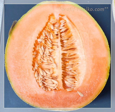 カンタロープメロンの断面 種の部分と果肉の色