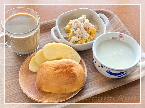 入院3日前の朝食 マスカルポーネロール じゃがたまサラダ ほぐしささみ ポタージュ りんご